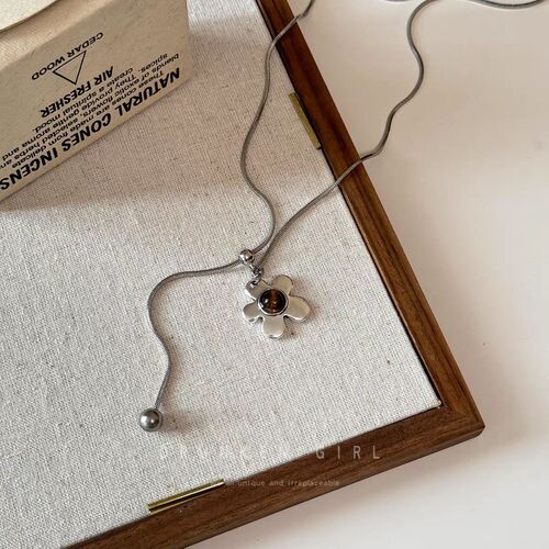 Tiger Eye Flower Necklace for Women - Autumn/Winter, Light Luxury, High-End, Unique, Long-Sleeve, Elegant, High-Quality, Versatile Accessory