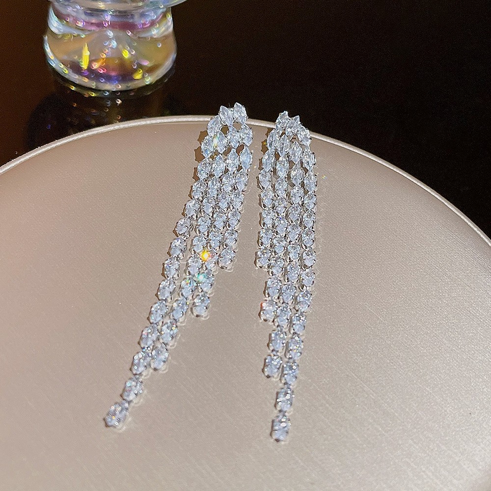 S925 aguja de plata elegante borla pendientes de alta gama simple cara de adelgazamiento pendientes de todo fósforo estilo coreano nuevos pendientes de moda al por mayor