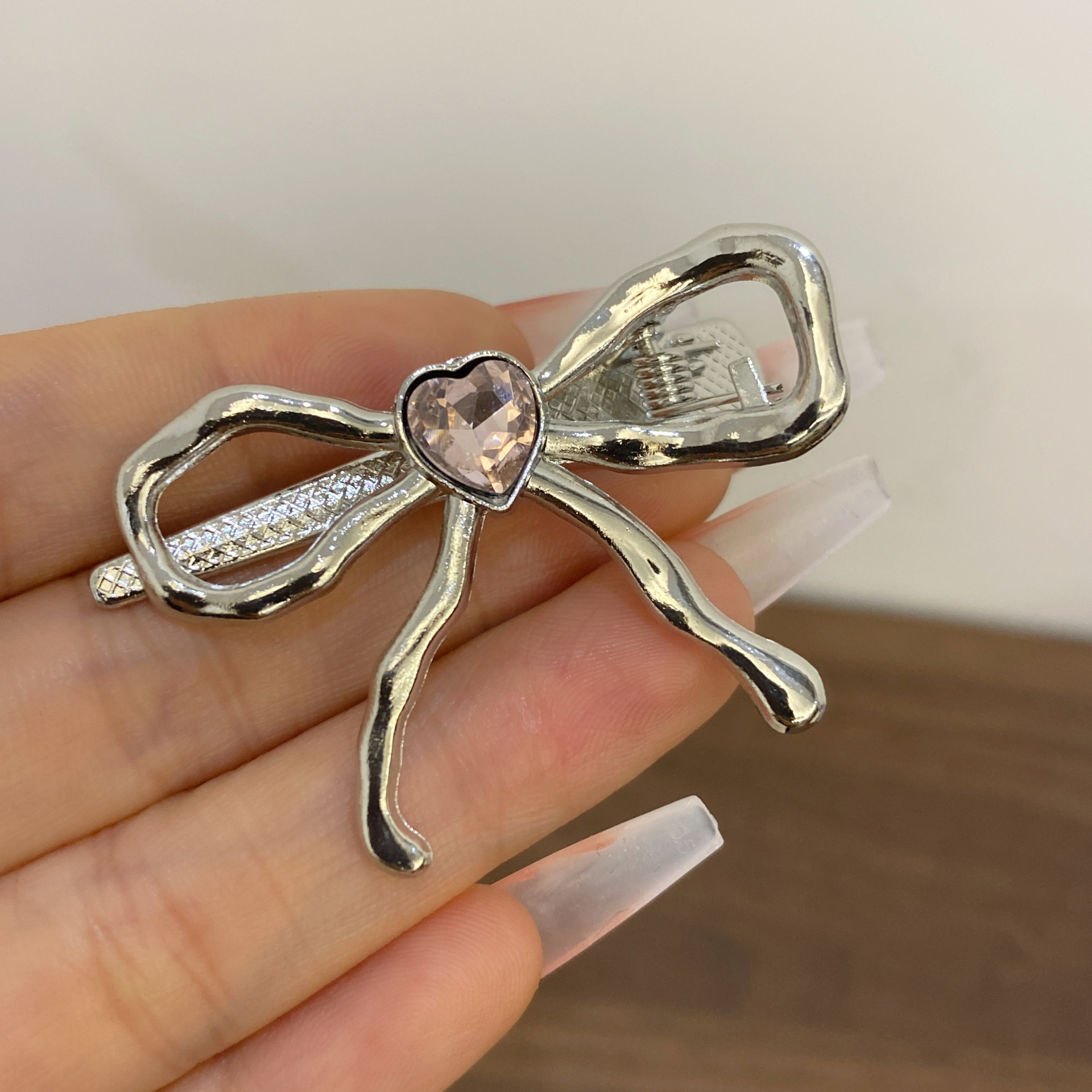 Fermaglio per capelli con fiocco in argento e strass dal design unico, fermaglio laterale a becco d'anatra in metallo liquido per frangia, accessorio per capelli da donna_voghion.com