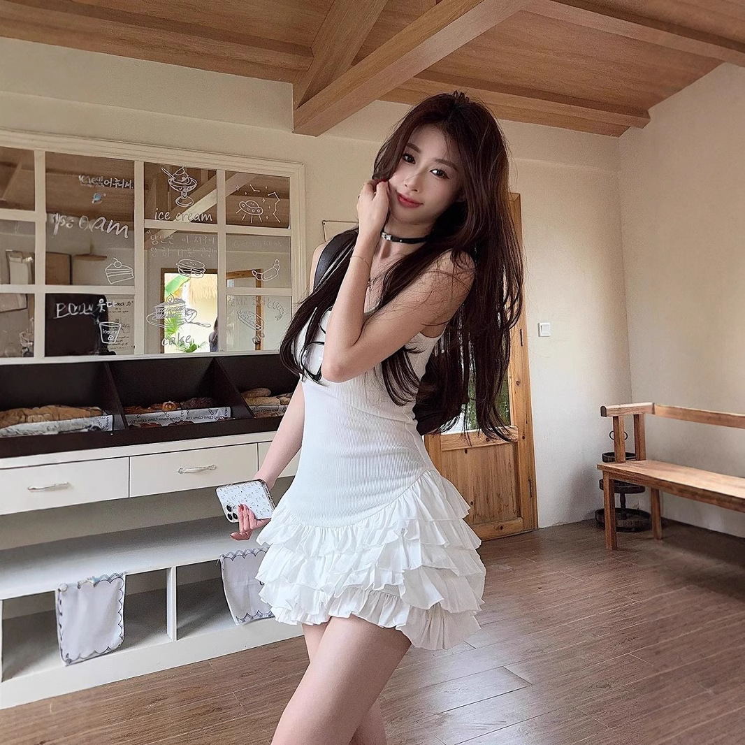 섹시한 흰색 슬링 원피스 여름 새로운 러플 디자인 바느질 슬림 발레 스타일 짧은 치마