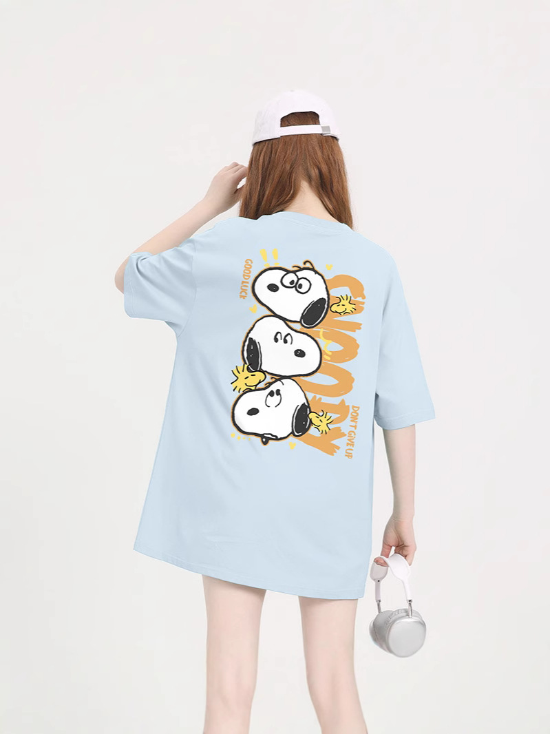 3匹のスヌーピーが縦に並ぶコットンTシャツ、半袖プリントトップス、夏のカジュアルで万能なゆったりスタイル、日本と韓国のカジュアルファッション