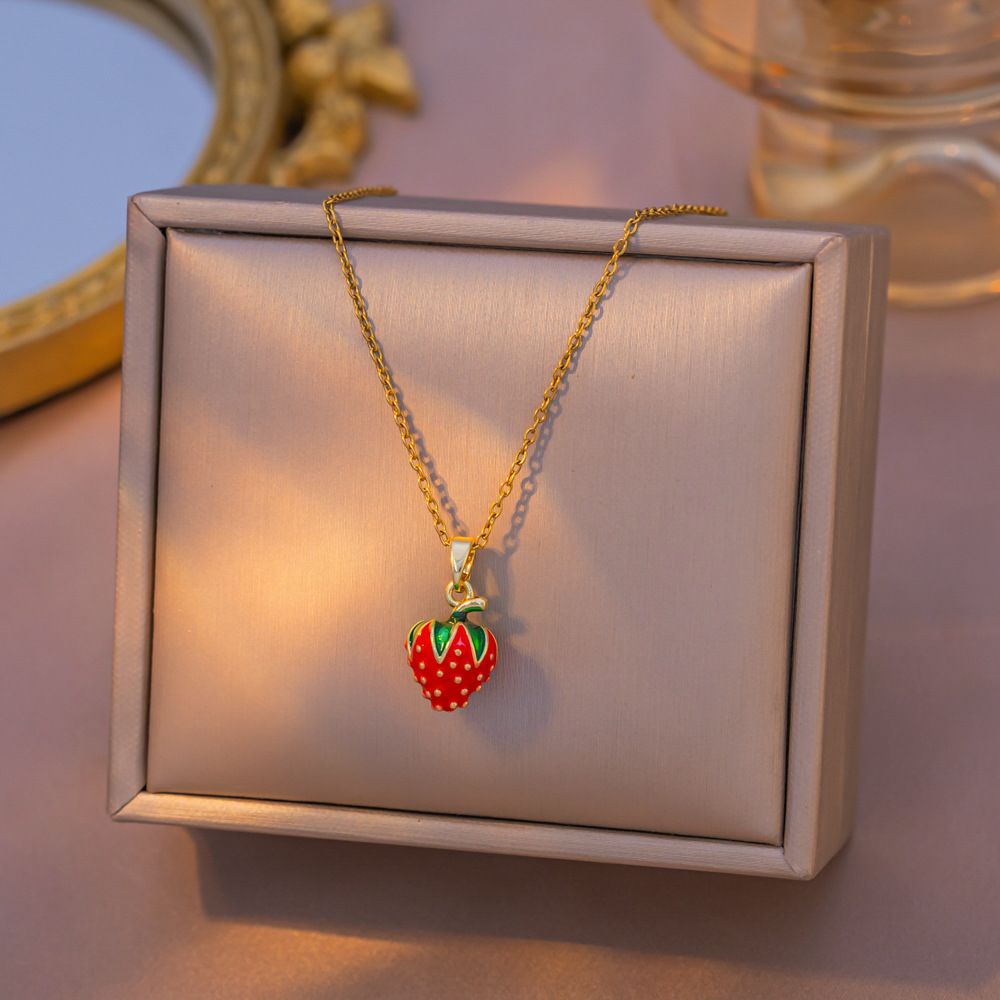 Collar de clavícula con fresas de esmalte – pequeño, fresco, dulce, frutal, de nicho