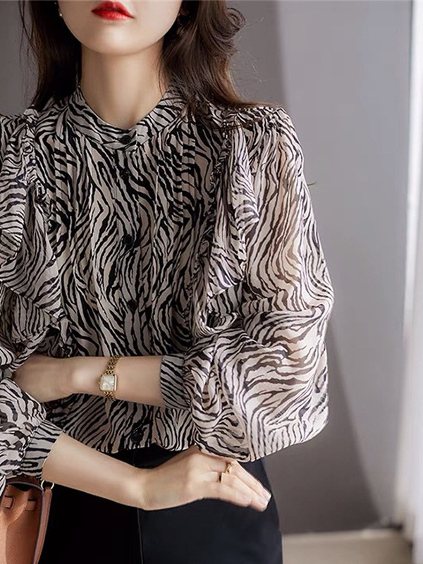 Áo sơ mi voan xếp ly in họa tiết ngựa vằn phong cách trưởng thành mùa thu — đen