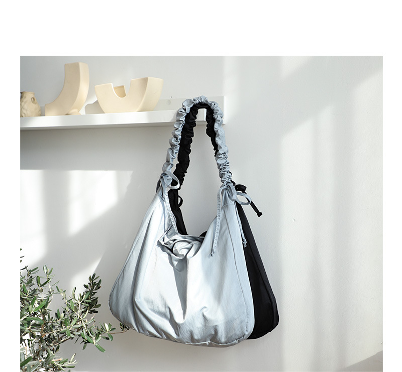 Women's Large Nylon Solid Color Basic Classic Style Zipper Crossbody Bag display picture 13