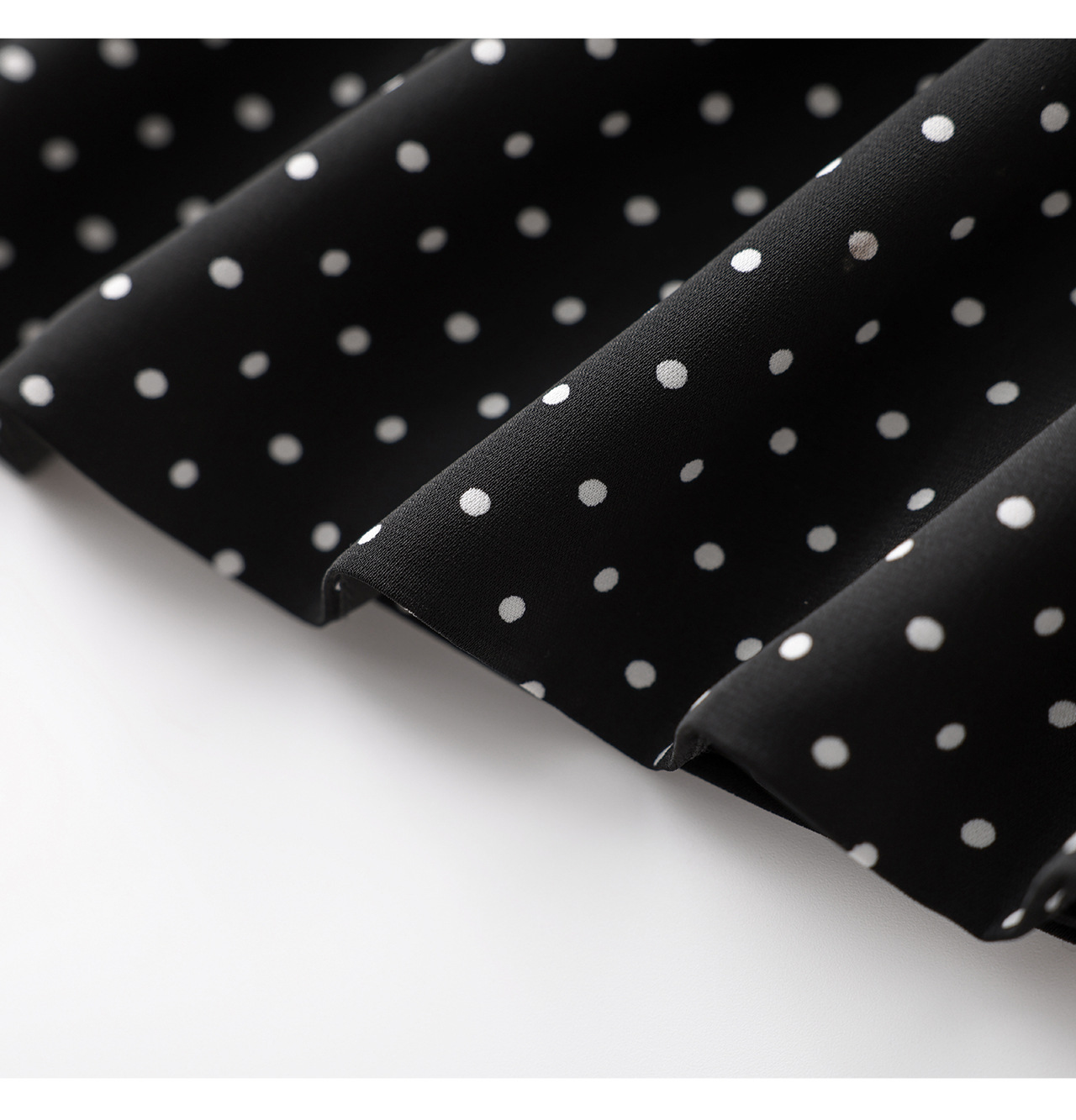 Váy ngắn satin chấm bi tay lỡ cổ vest thắt eo phong cách độc đáo — Điểm sóng Đen chi tiết 22