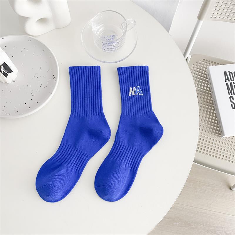 Calcetines deportivos verdes a rayas calcetines de algodón de las mujeres al por mayor Calcetines de algodón de color sólido bordados a media pantorrilla de las mujeres