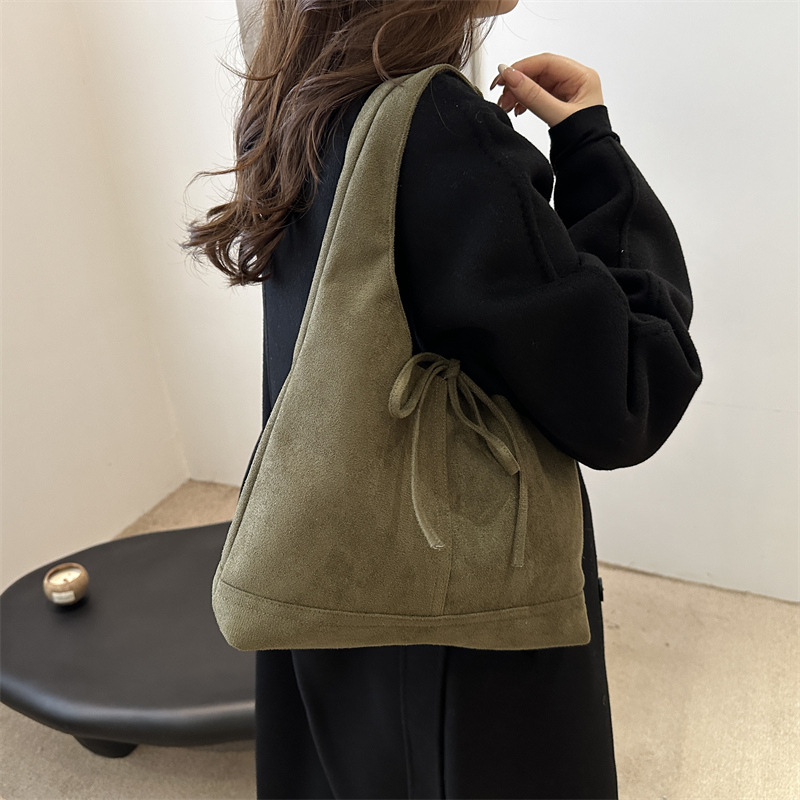 2024 nuevo estilo simple de moda de peluche, bolso de moda, bolso de hombro de gran capacidad, retro otoño y invierno, bolso de brazo.