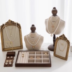 アクセサリーの展示棚の人はモデルのネックレスの棚のようです。