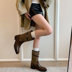 ベルトのボタンの小さい子供の色合わせの中筒の靴の女性の英倫風の機関車の騎士靴の本革のショートブーツのしわの屋外のブーツ