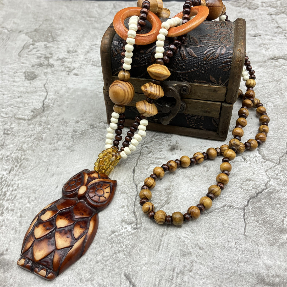 54g Weight Sweater Chain, Long Necklace, Necklace Classification 1 Piece Quantity Holiday, Street Occasion Wood, Resin Material Cat, Owl, Eagle Pattern Women's Gender Casual, Retro Style Casual Retro Cat Owl Eagle Wood Resin Pendant Necklaces Wholesale 1