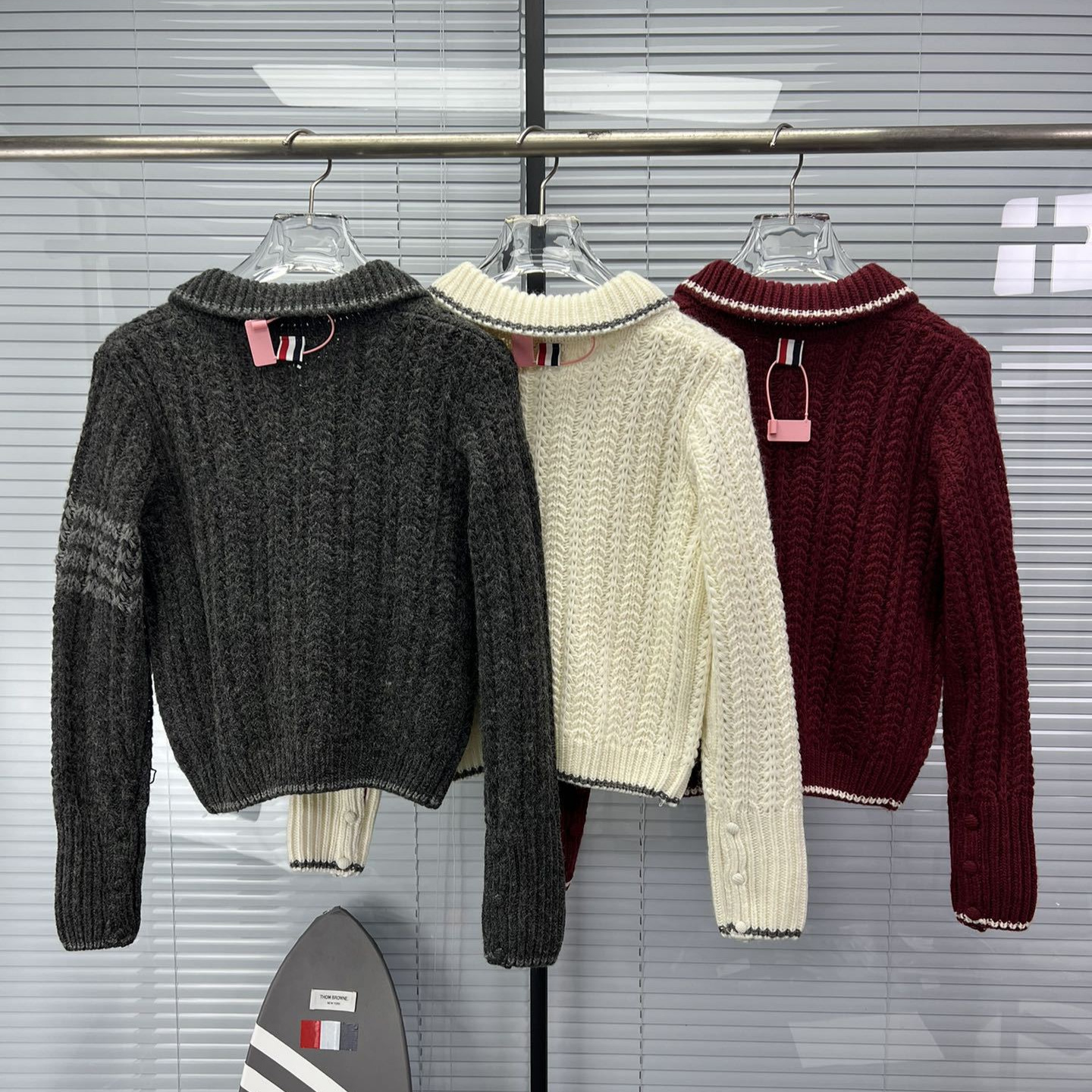 TB 공장 직접 하이 퀄리티 봄과 가을 4 바 중공 가방 버클 옷깃 대비 니트 카디건 옷깃 스웨터