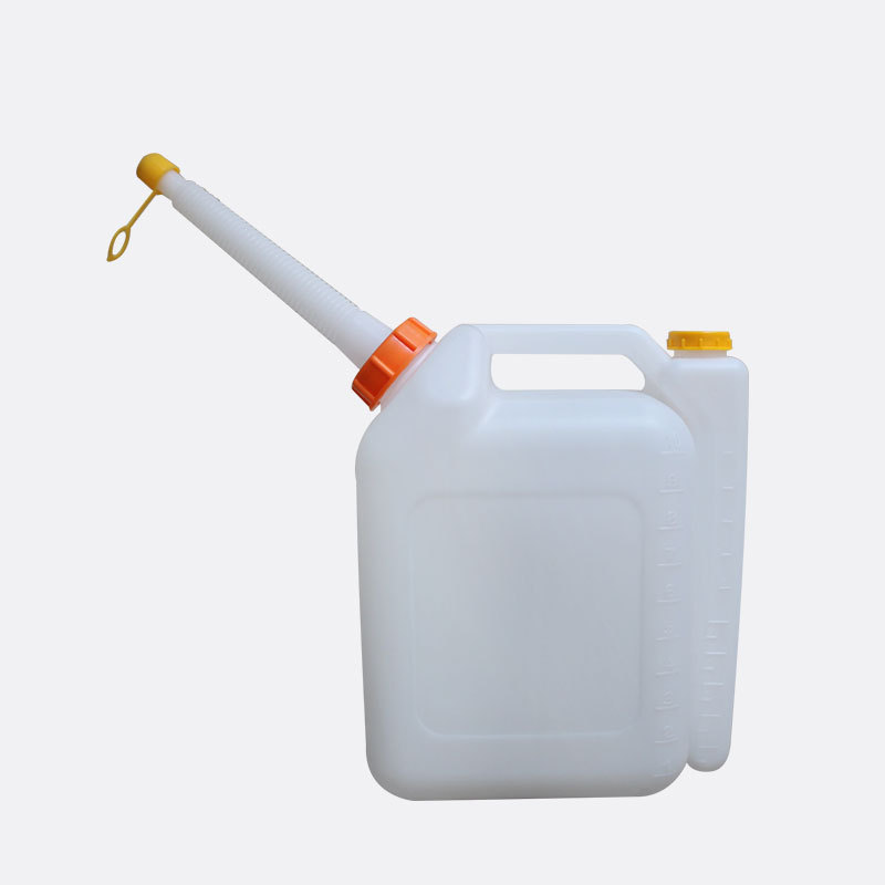 La gasolina del aceite mezcló el pote dos cortacésped de sierra de cadena del movimiento con el pote 1.5L/4L del aceite