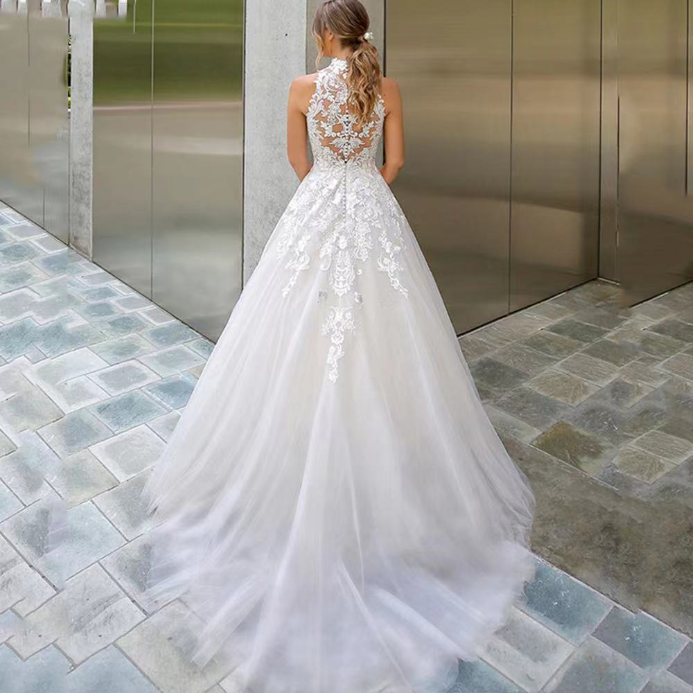 Abito da sposa elegante in pizzo bianco con strascico estate_voghion.com