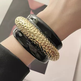 欧米のファッションの黒い金のブレスレットのフランスの小さい大衆の設計のエナメルの釉薬の広い版は誇張して高級感のおしゃれなブレスレットを感じます。|undefined