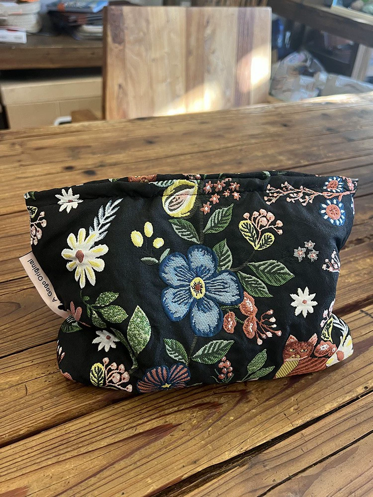 Capacious cosmetic bag, three‑dimensional travel organizer with zipper, stylish printed patterns
