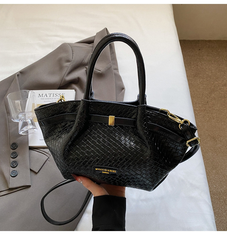Simple crossbody bag 2025, single-shoulder bucket bag, Spring new style for work, Korean style bag, embossed commuting fashion bag for women undefined