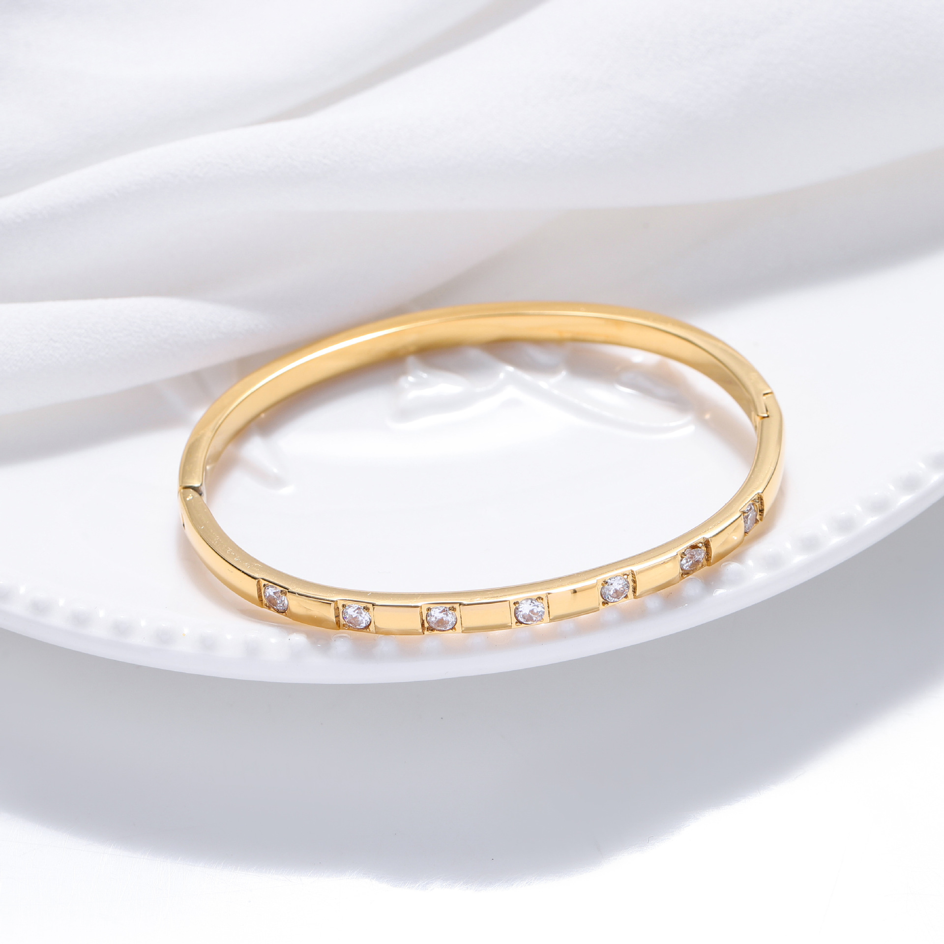Pulsera de titanio y acero para mujer, diseño moderno y sencillo, pulsera de lujo que no se desvanece, venta al por mayor en stock.