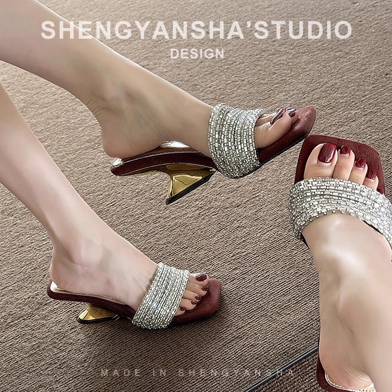 Miqiu hermosas sandalias de arrastre de una sola palabra para mujer, ropa exterior de verano 2025 nuevo estilo, sandalias y pantuflas de tacón alto con correa de diamantes de imitación