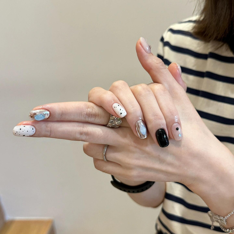 [Metal Fun] Hand-worn Spice Girl Temperament White Short Nail Art Finished Nail Patch Cute