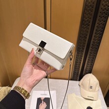 С���OӋ�߹����ƤС����2025�ļ��¿�羳���Q�r��б���֙CŮ��