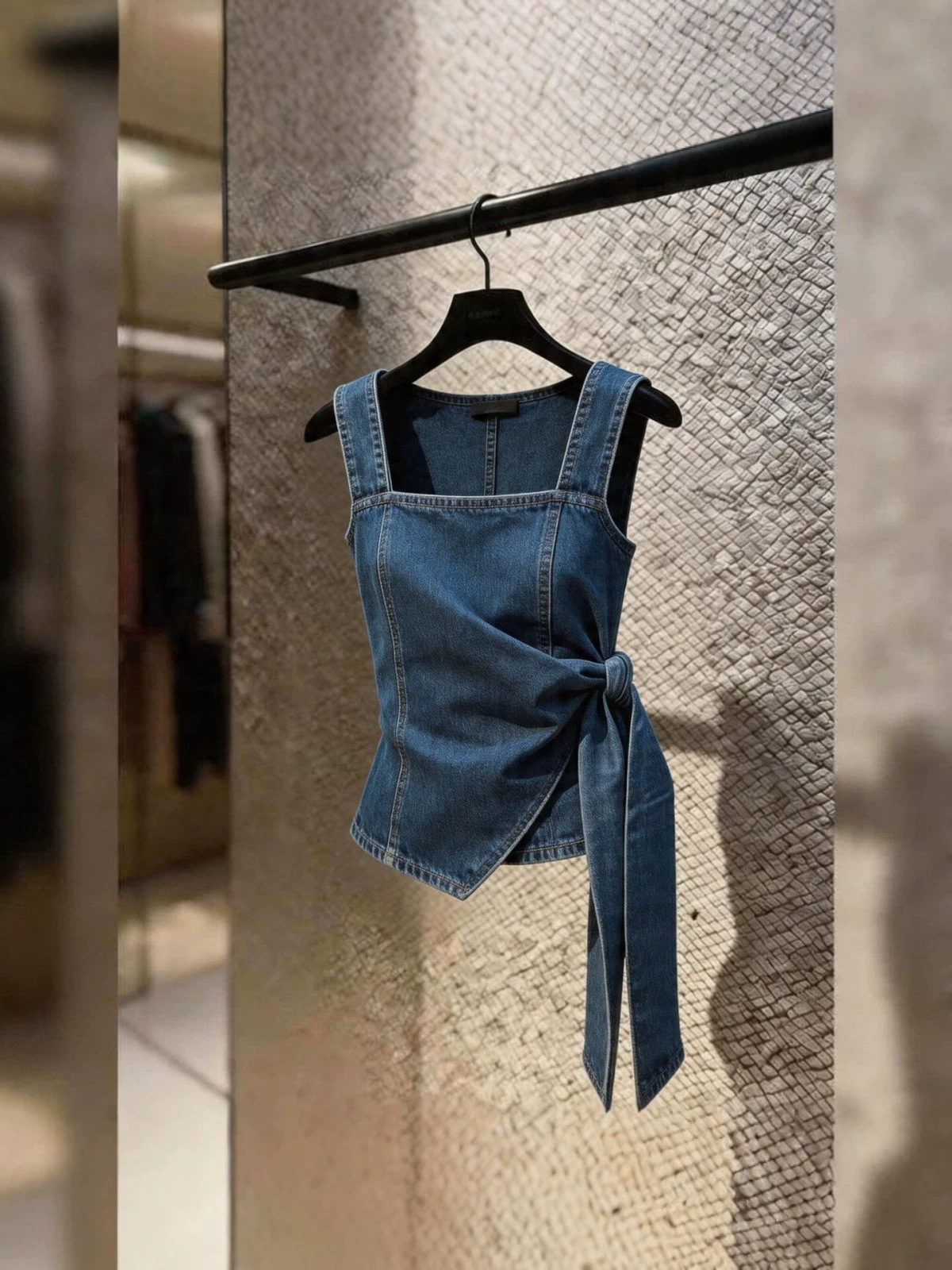 Qadın üçün denim üslubunda qolsuz üst, beldən bağlanan