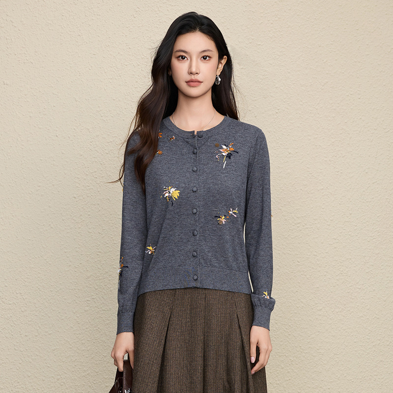 精纺羊毛手缝钉珠嵌花圆领针织开衫2025冬季新款女装长袖毛衣外套