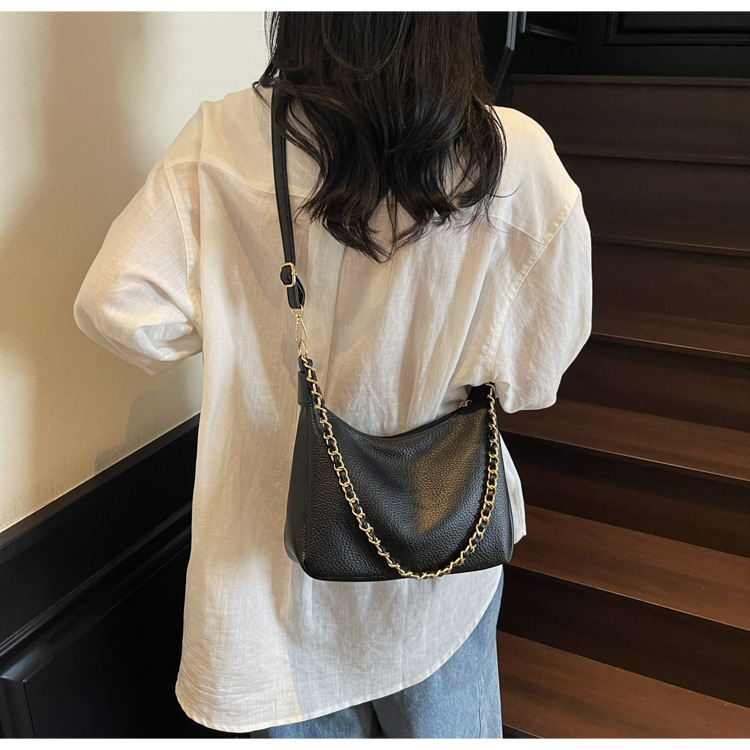 A niche, high-quality, large-capacity chain tote bag for women in the summer of 2025, a versatile and casual crossbody bag for students to commute to school undefined