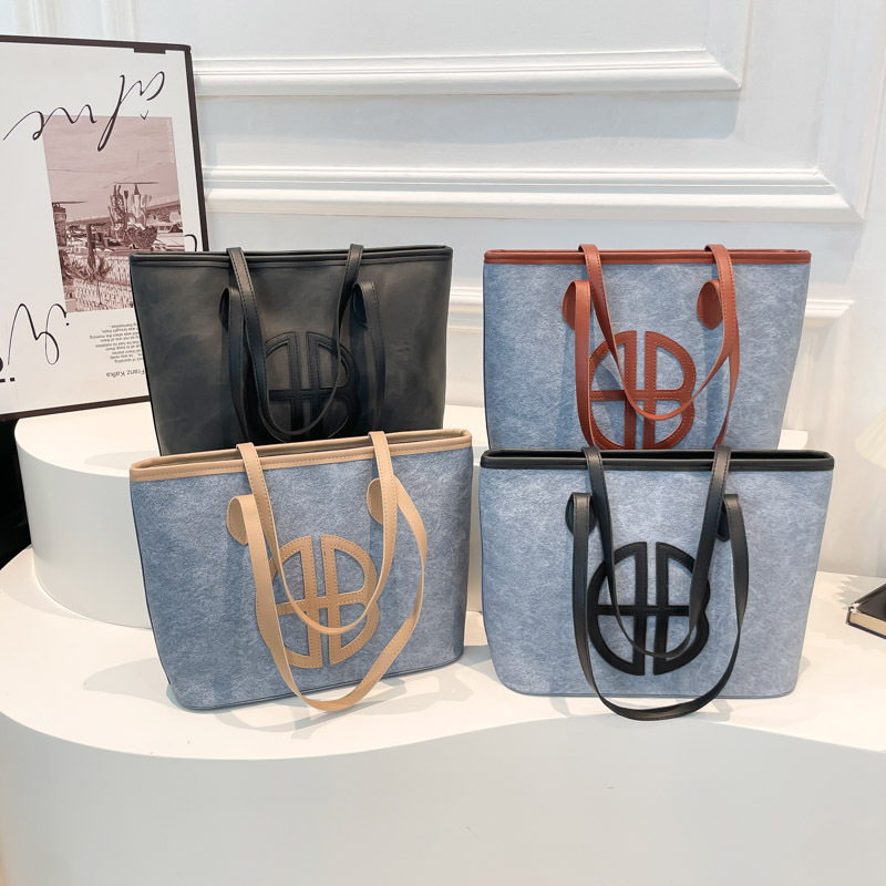Bagos de gran capacidad para viajar al trabajo, 2025 nuevos bolsos de mujer, bolsos de hombro casuales de aire extranjero, bolsos de brazo empalmados