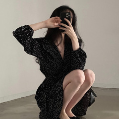 フランスのレトロな波点の小さい黒いスカートの1枚のvネックのワンピースの女性の早秋はベルトの小さい背を結んで腰の短いスカートを収めます。
