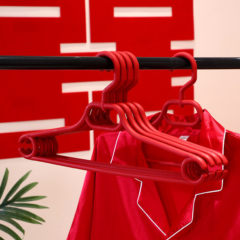 Suministros DE BODA rojo ropa festiva percha antideslizante inconsútil percha de la boda dote de plástico percha