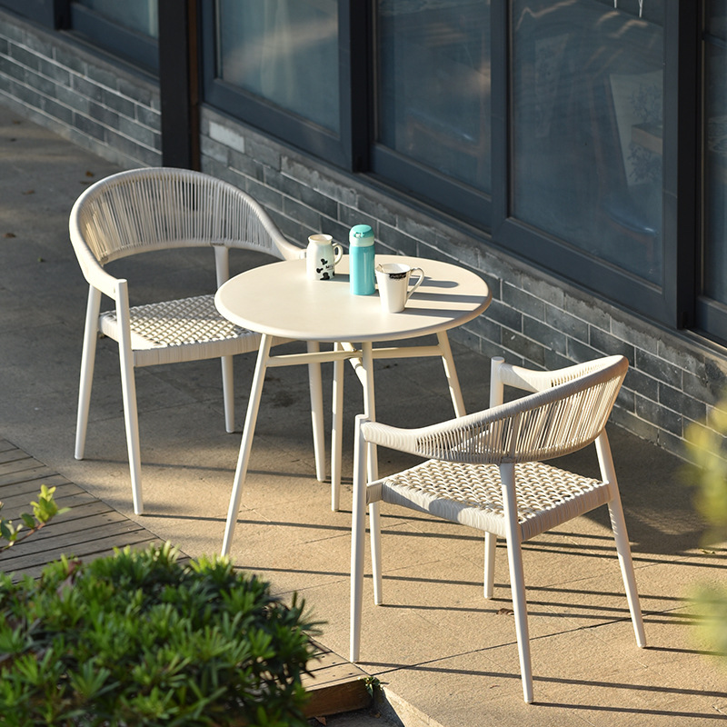 Mesa y silla al aire libre de tela de caña combinación de patio de hotel terraza jardín balcón café tela de caña mesa y silla de lujo al aire libre