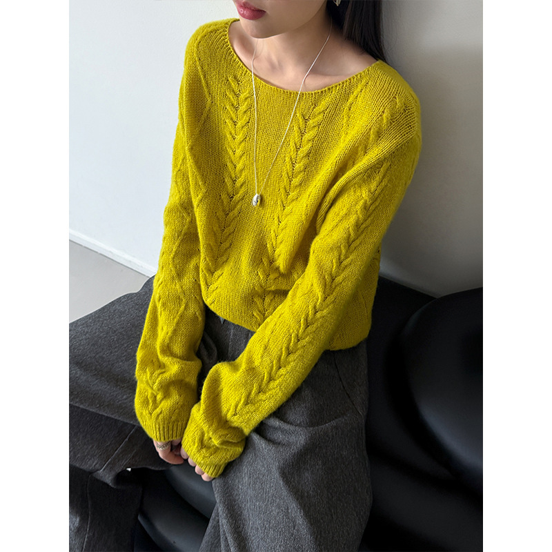 Juzhi's new autumn collection features a versatile Korean-style round-neck loose pullover sweater for women, featuring a vintage and laid-back style, model 2972