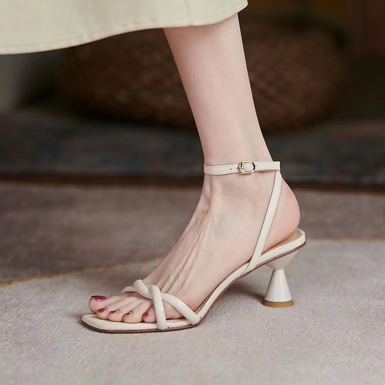 Sandalias de tacón alto de nicho francés Fairy verano 2024 nuevo estilo universal Roma simple de talón delgado y medio hebilla de talón