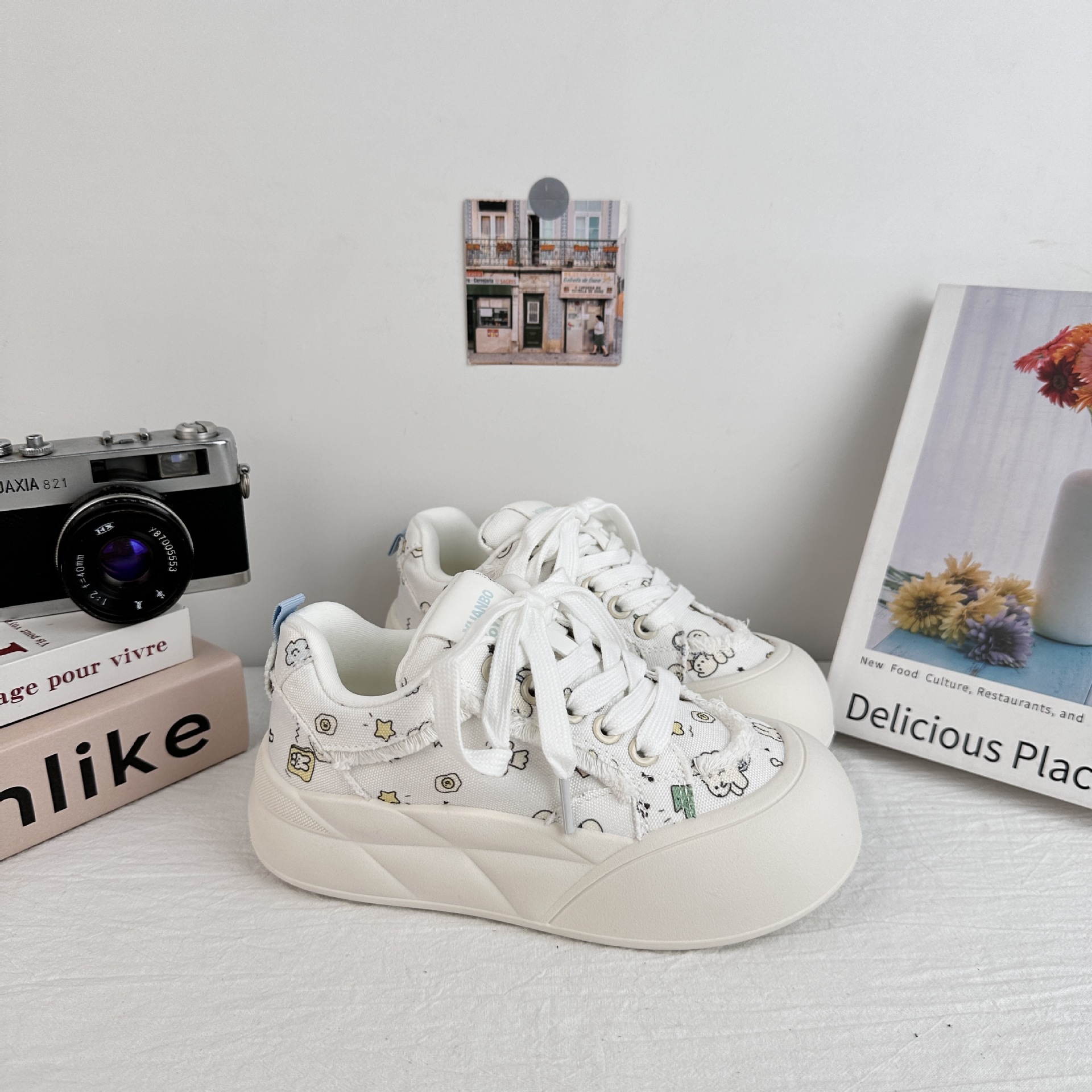 Zapatos de pan de onda lejana 2025 verano nuevos zapatos blancos pequeños modelos de nicho sin colisión zapatos de tabla estampados de todo fósforo zapatos de hojaldre