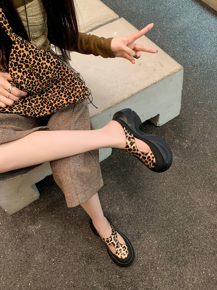 Dép sandal nữ da thật họa tiết da báo đế xuồng cao gót 9 cm — Trang chủ, màu đen, bạc chi tiết 9