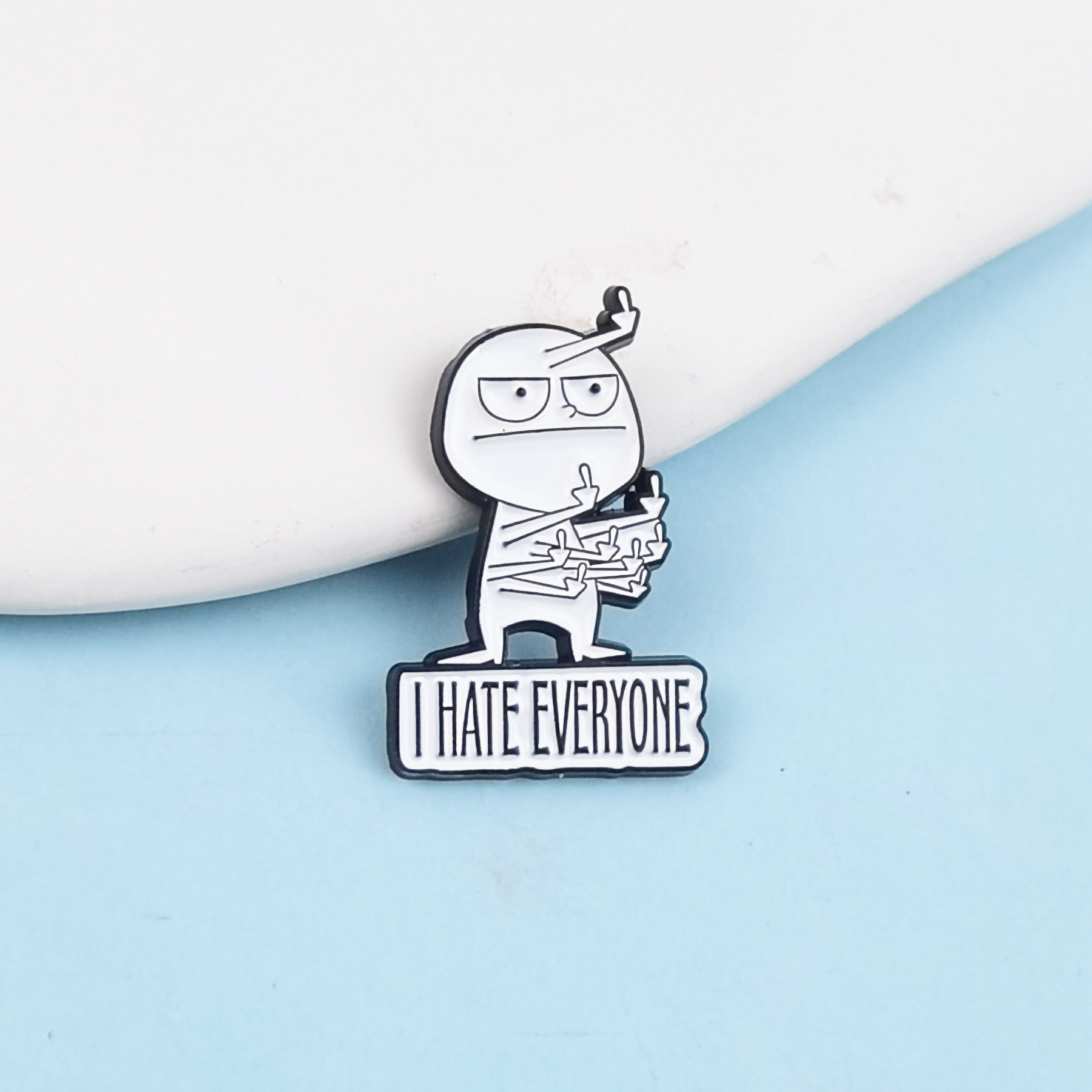 Insignia de dedo medio divertido, accesorios de insignia de villano, diseño creativo, frases en inglés, ropa de dibujos animados, broche, venta al por mayor transfronteriza