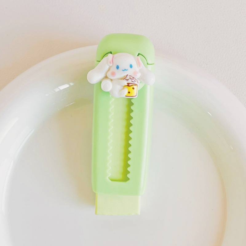 押し引き消しゴム小学生専用の絵の具を拭きます。|undefined