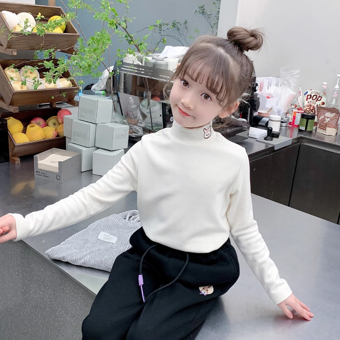 Las niñas engrosada bottoming camisa 2023 de invierno los nuevos niños terciopelo estilo occidental media cuello alto engrosada Top moda
