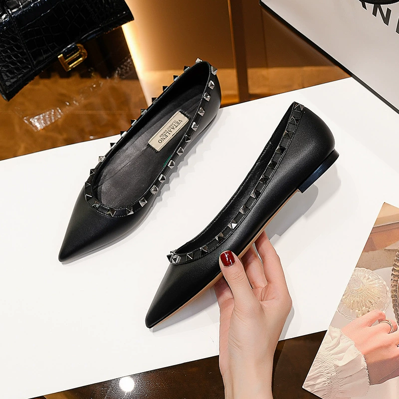 Высокие версии заклепки остроконечные плоские туфли на дне женщин 2025 новая лакированная кожа