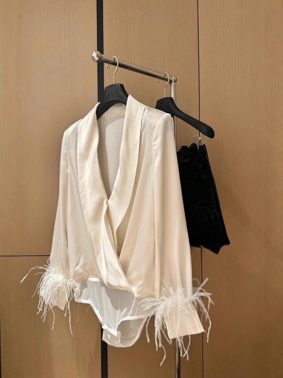 25 primavera temperamento francés satén con cuello en V súper hada hija dama pluma suave camisa de manga larga mujer lujo ligero forro versátil