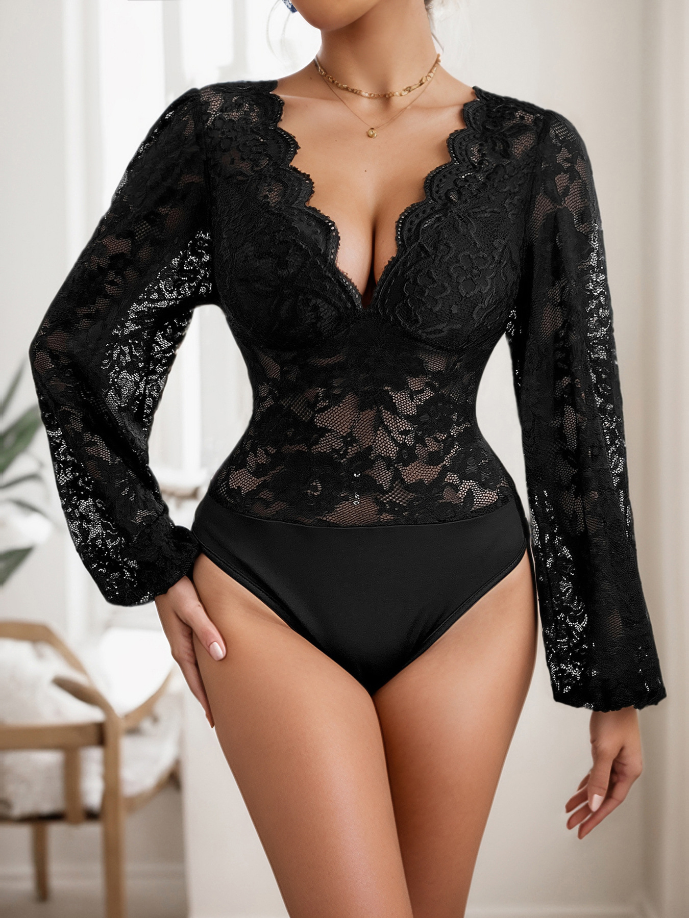Tuta elegante nera in pizzo a maniche lunghe con inserti in mesh_voghion.com