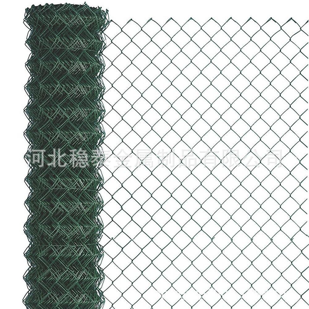 厂家生产绿色包塑球场用70×150mm孔径勾花网护栏