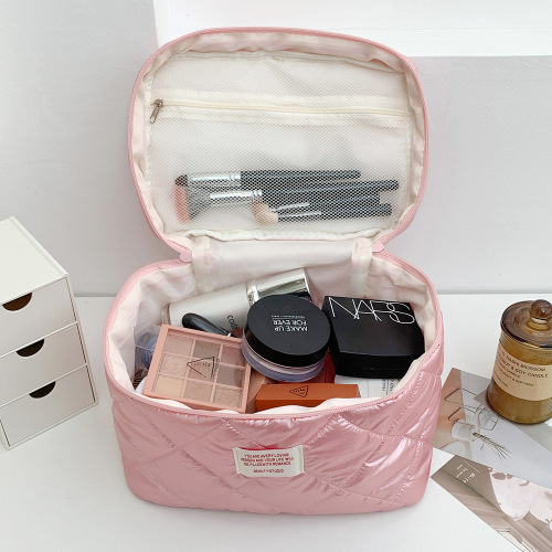 Korean-style niche handbag for holding makeup, skincare products, and toiletries with a youthful, high-fashion design. Portable and large capacity travel pouch for organizing cosmetics and personal care items.