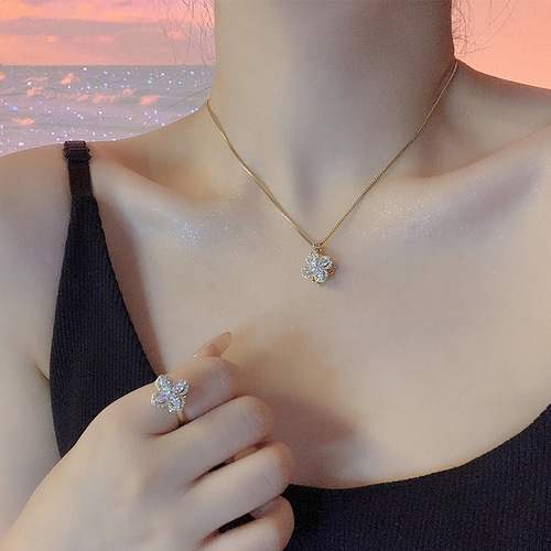 The same style of rotating four-leaf clover necklace for women, trendy micro-studded with diamonds and zircons, a ring that is versatile and versatile