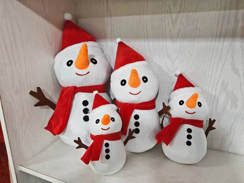 冬の新型クリスマスシリーズの雪だるまのぬいぐるみのヘラジカの漫画の人形のクリスマスツリーの置物|undefined