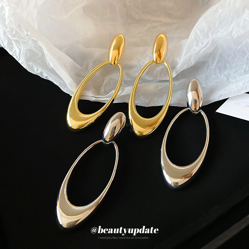 Pendientes colgantes huecos ovalados de viento de metal con aguja de plata Pendientes de moda de lujo ligero para mujer Pendientes de diseño exagerado europeo y americano para mujer