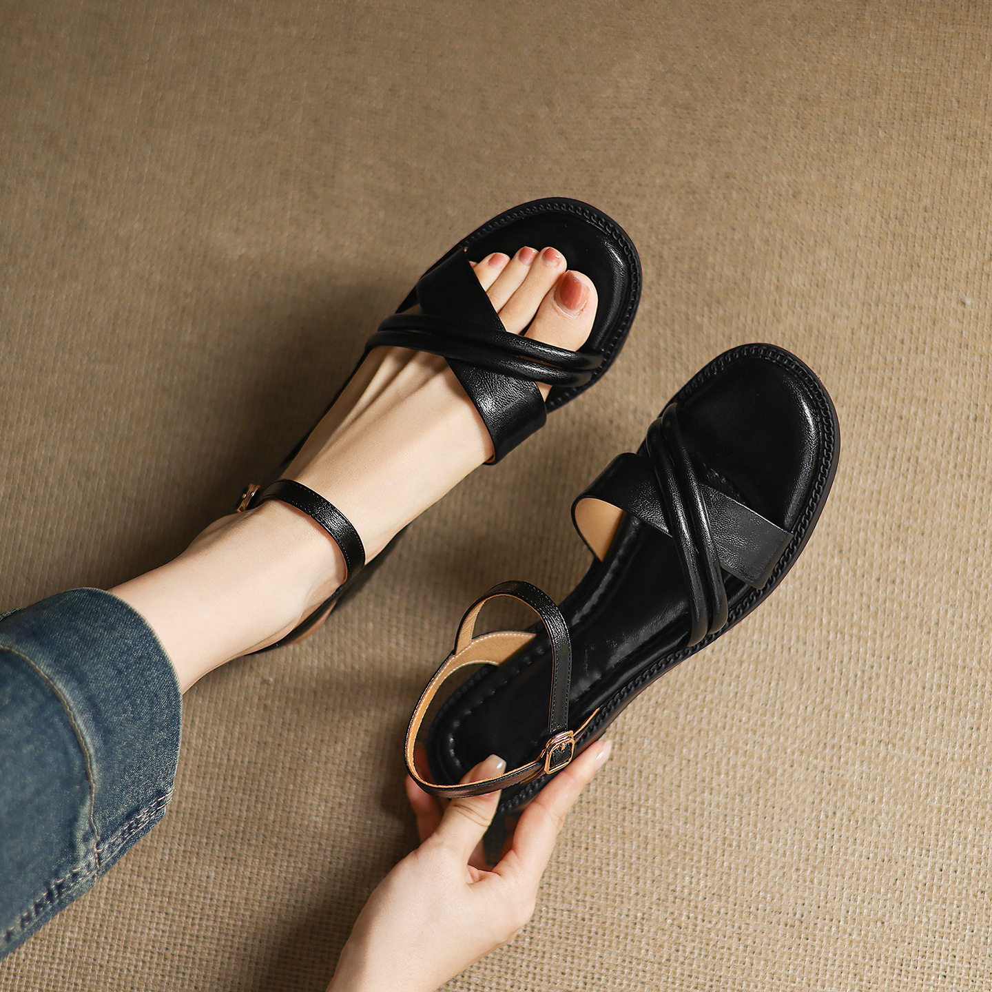 Dép sandal nữ xỏ ngón đế bệt quai ngang khóa — đen