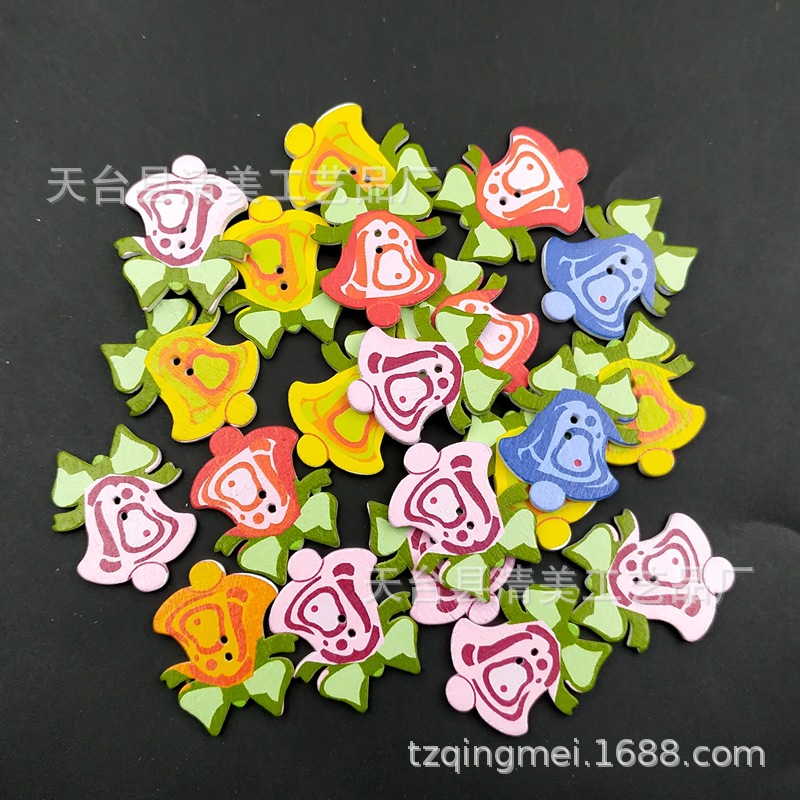 Suela blanca campana pintada botón de madera color de madera de bricolaje campana de Navidad decoración hebilla de madera 50 pc/paquete