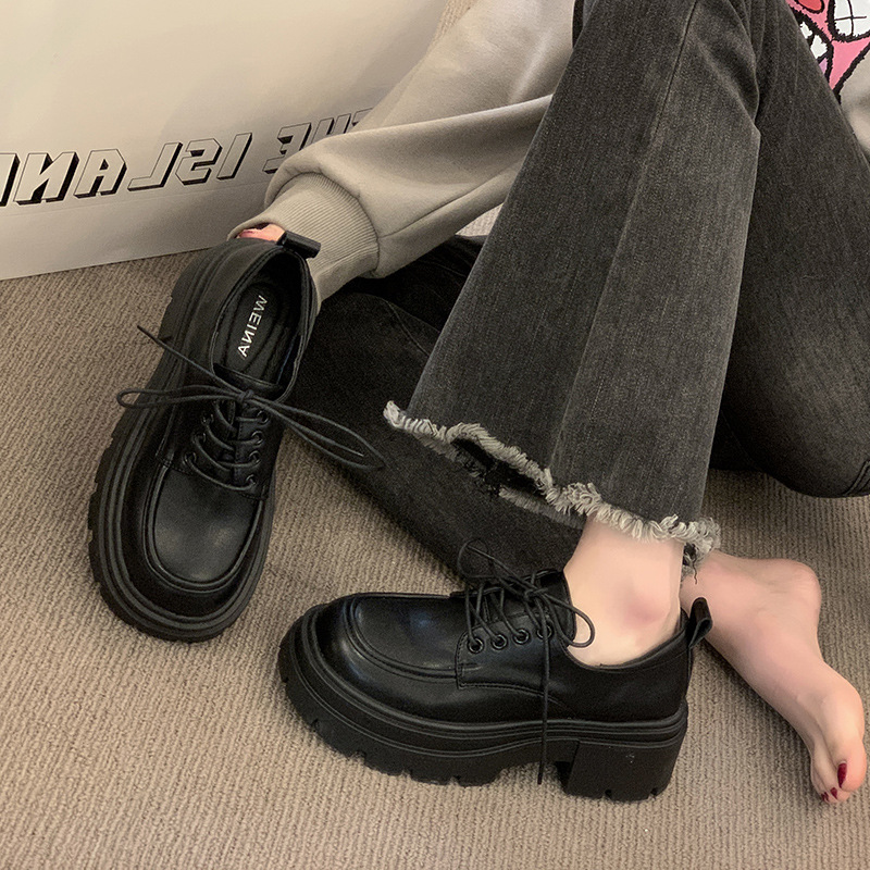 Zapatos de cuero negro para las mujeres 2024 primavera nuevo todo-fósforo de suela gruesa estilo británico mocasines populares estilo preppy JK zapatos de una sola capa