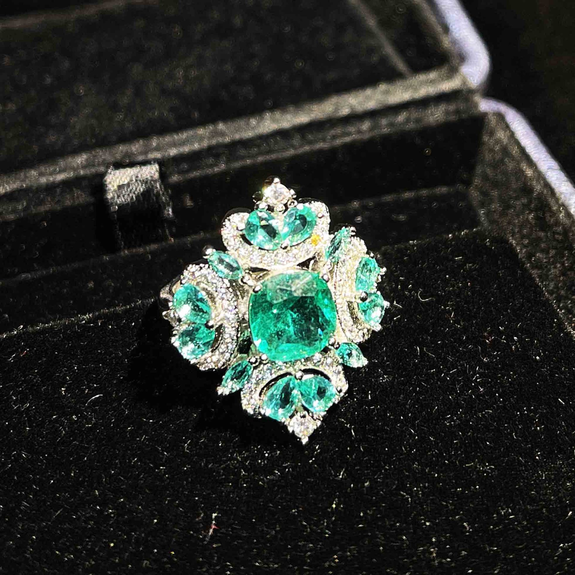 Retro Micro-embellished Diamond Imitation Natural Paraiba Green Diamond Copper Ring display picture 3